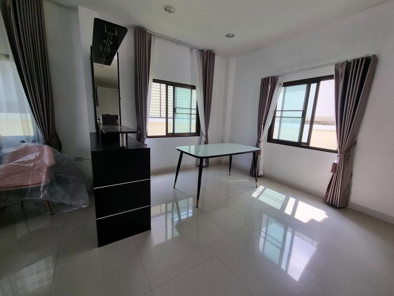 picture Two-storey detached house for sale, Golden Park Village, Rai Kluai Road, Sriracha, Chonburi - 4/19