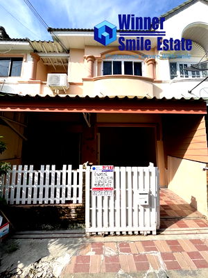 Townhouses for sale Samut Prakarn : Townhouse for sale in Lily Ville 1 Village, Srinakarin-Theparak, Soi Mangkorn, with two entrances and exits on Theparak Road and Phraeksa Road.