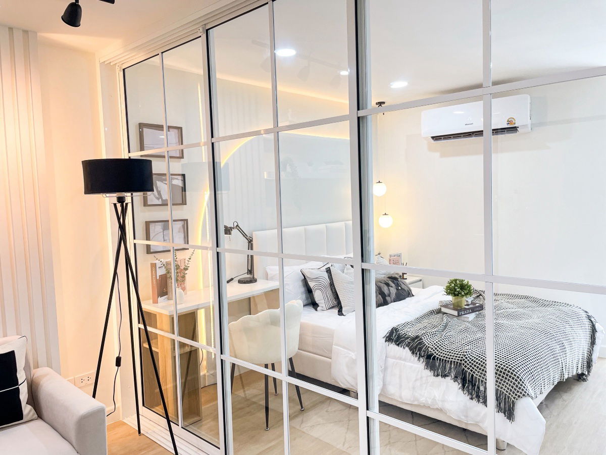 รูป (เจ้าของห้องขายเอง) [ 𝐑𝐚𝐭𝐜𝐡𝐚𝐝𝐚 𝐂𝐢𝐭𝐲 คอนโด ] 𝐌𝐑𝐓 ห้วยขวาง เพียง 𝟓𝟎𝟎 𝐦. | รีโนเวทใหม่กริ้บ | วิวสระ | ผ่อนเริ่ม 𝟔,𝐱𝐱𝐱 บ.  - รูปที่ 11/38