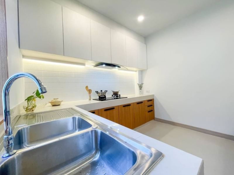 รูป ขายบ้านเดี่ยวรีโนเวทใหม่สวย ม.อัมพรเพลส ไร่กล้วย ศรีราชา ทำเลดีติดถนน - รูปที่ 6/20