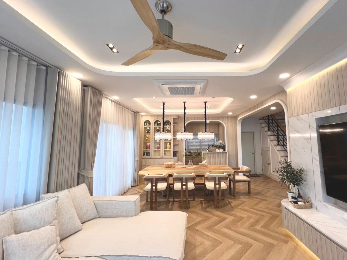 picture Luxury detached house in front of a garden, near the clubhouse, near Mega Bangna and leading international schools. - 5/16