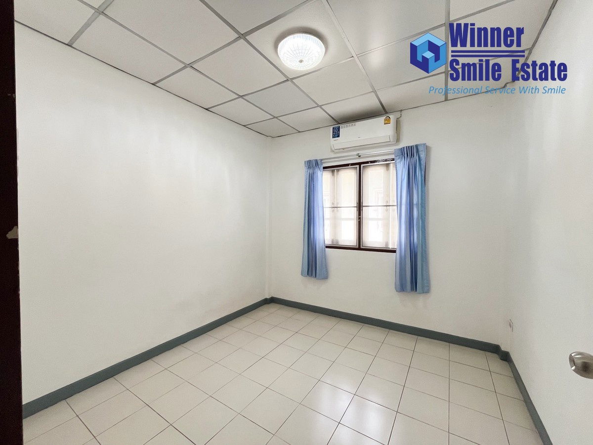 picture Townhouse for sale in Lily Ville 1 Village, Srinakarin-Theparak, Soi Mangkorn, with two entrances and exits on Theparak Road and Phraeksa Road. - 5/10