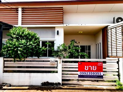 Townhouses for sale Samut Sakhon Technical College  : For sale: Single-storey townhouse, The Miracle Plus Setthakit-Klong Khru. Beautiful modern style home, priced under one million.