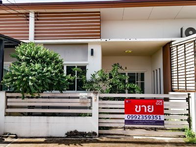 picture For sale: Single-storey townhouse, The Miracle Plus Setthakit-Klong Khru. Beautiful modern style home, priced under one million. - 1/7