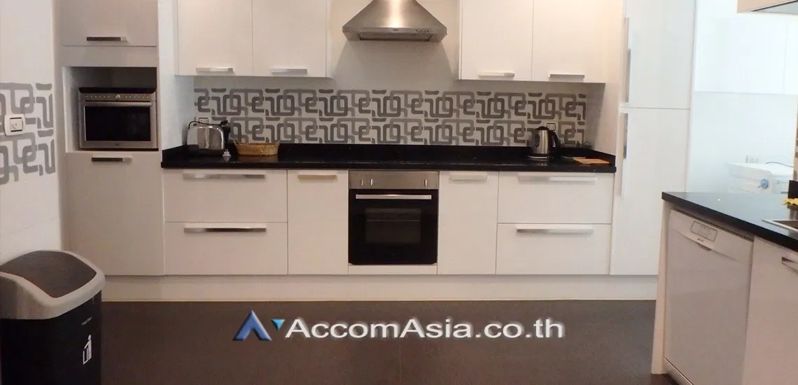 picture 🔼🔽 AccomA 📩 Built-in condo with city balcony and warm wood tones (1515298) - 4/9