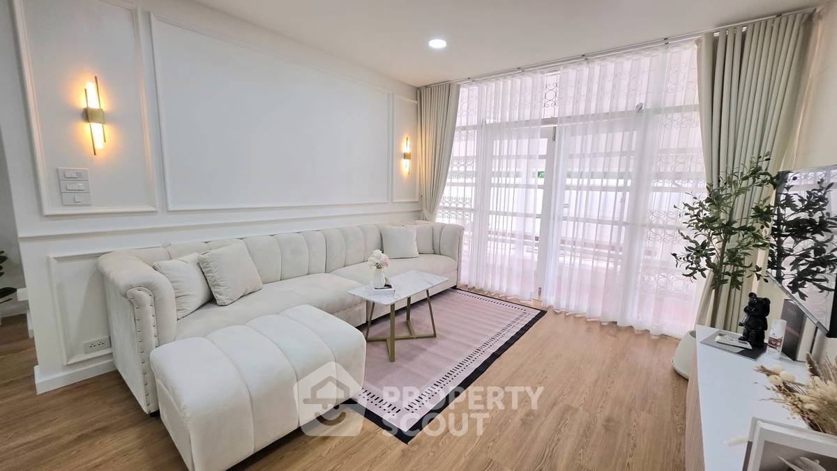 picture 4-BR House near MRT Huai Khwang (ID 2305013) - 13/14