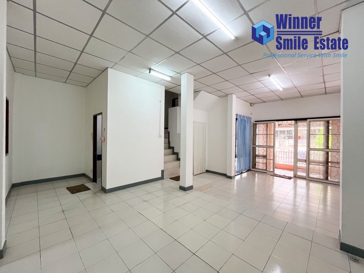 picture Townhouse for sale in Lily Ville 1 Village, Srinakarin-Theparak, Soi Mangkorn, with two entrances and exits on Theparak Road and Phraeksa Road. - 4/10