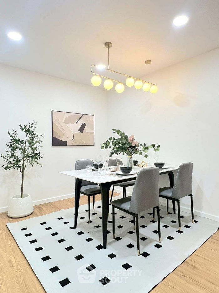picture 4-BR House near MRT Huai Khwang (ID 2305013) - 4/14