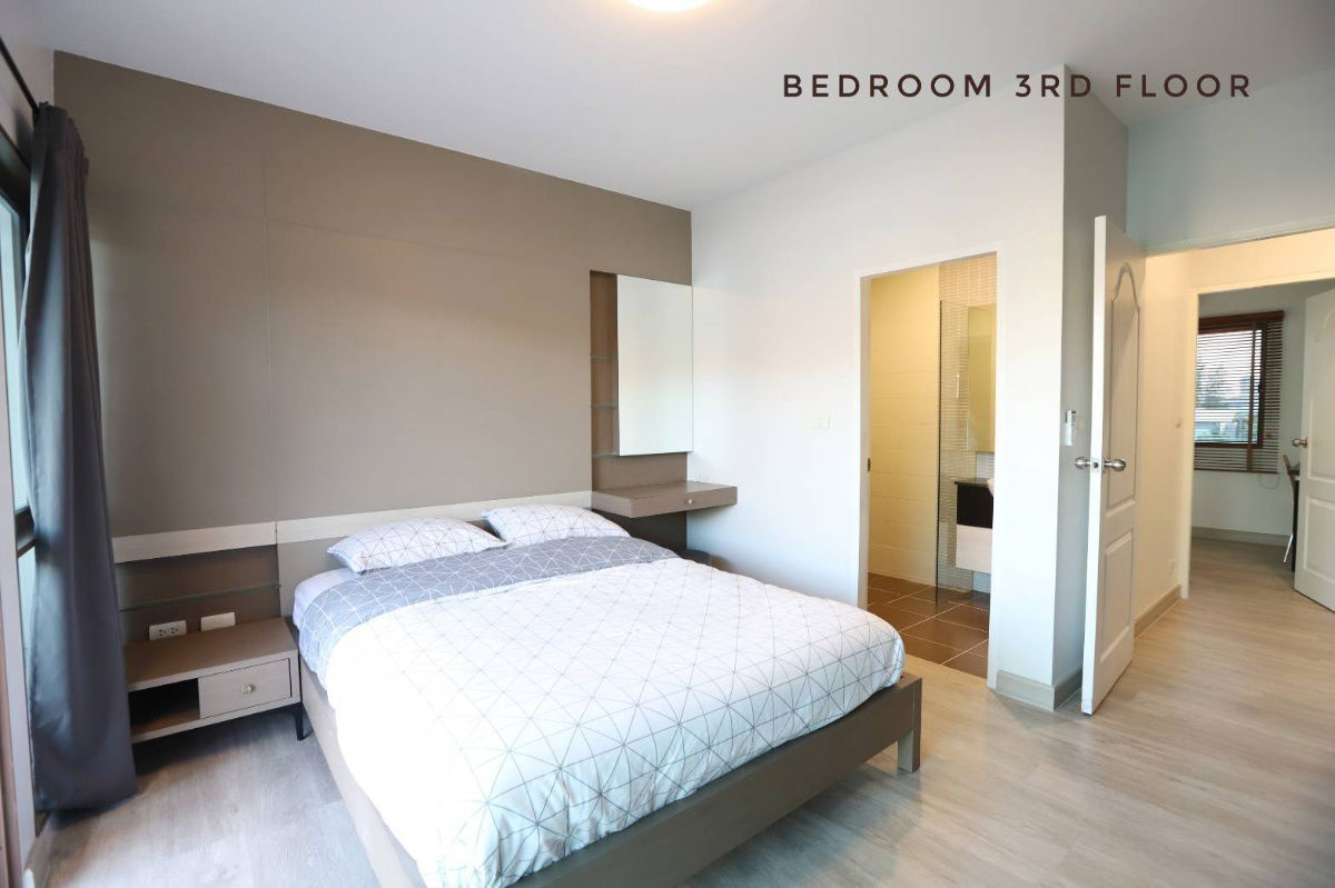 picture 3 stories Townhome 3 bed 4 bath 200 Sq.m. Near BTS Bangchak "The Private" Sukhumvit 62 Rent 65K Fully furnished - 10/13