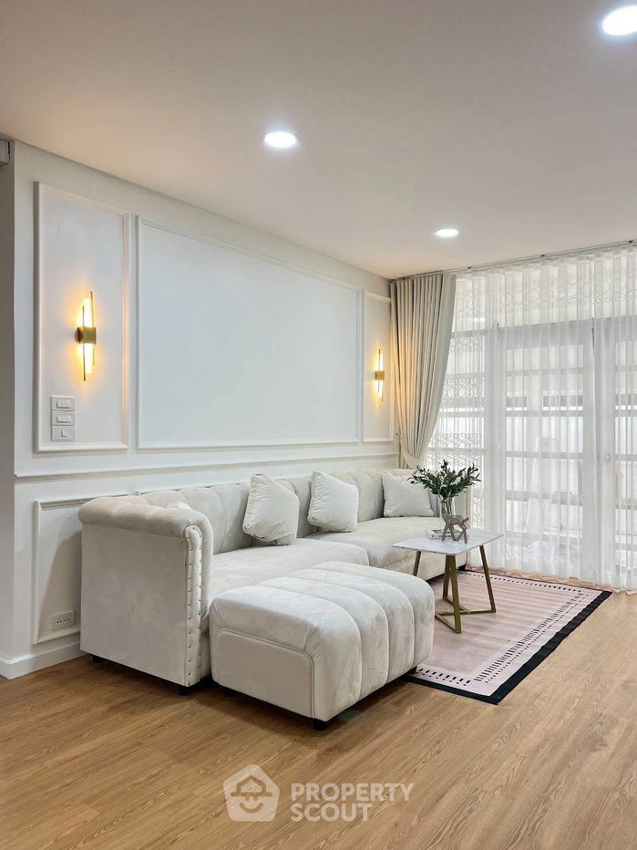 picture 4-BR House near MRT Huai Khwang (ID 2305013) - 7/14