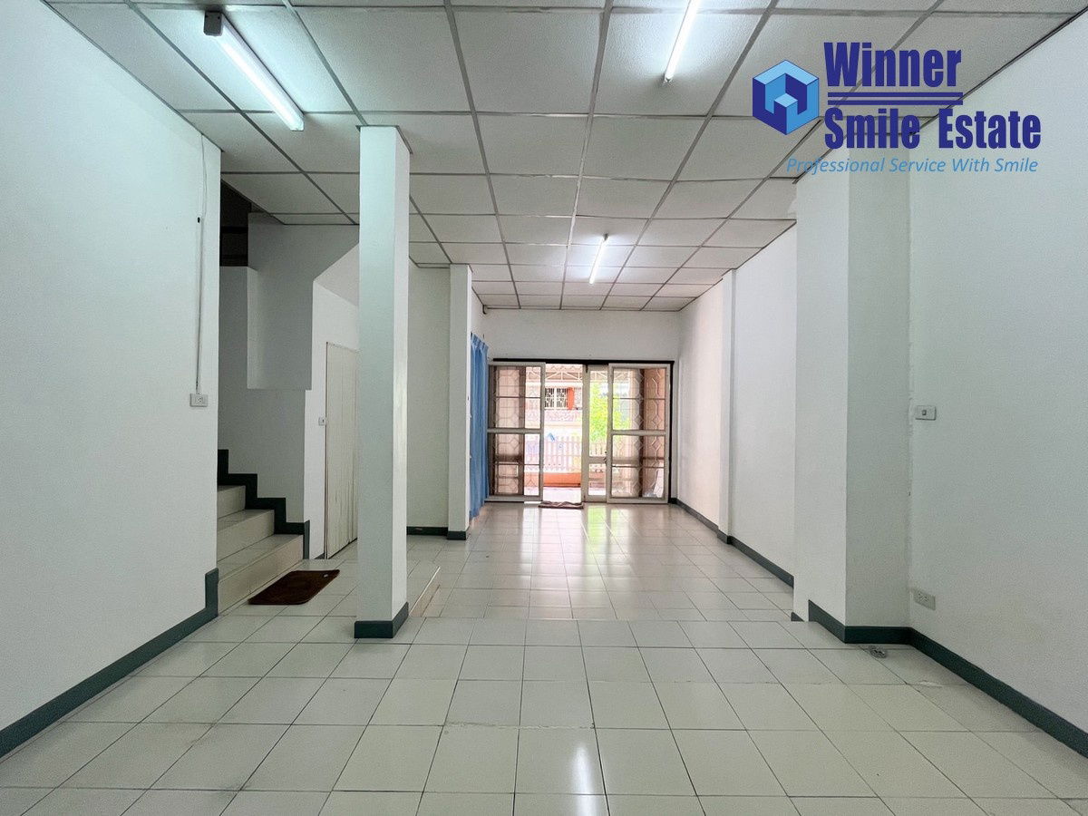 picture Townhouse for sale in Lily Ville 1 Village, Srinakarin-Theparak, Soi Mangkorn, with two entrances and exits on Theparak Road and Phraeksa Road. - 3/10
