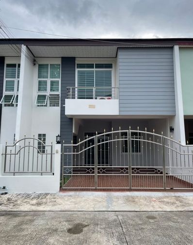 ขาย บ้านทาวน์โฮมหลังใหญ่ 2 ชั้น ในโครงการ ท่าท่อน 3 ห้องนอน รีโนเวทตกแต่งสวยพร้อมอยู่ ขาย 2.59 ล้านบาท 