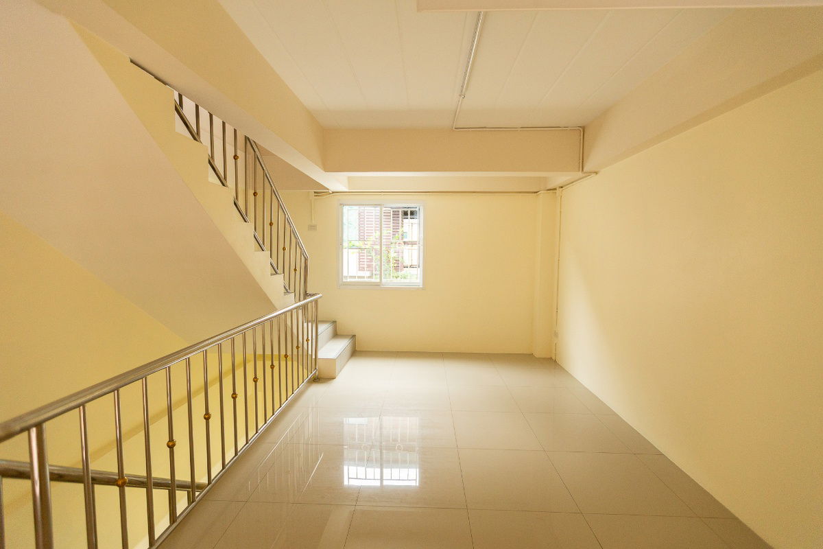 picture For sale: 2.5-story commercial building, good location in front of Mae Fah Luang University, Chiang Rai. Corner unit with road access on 2 sides.  - 8/16