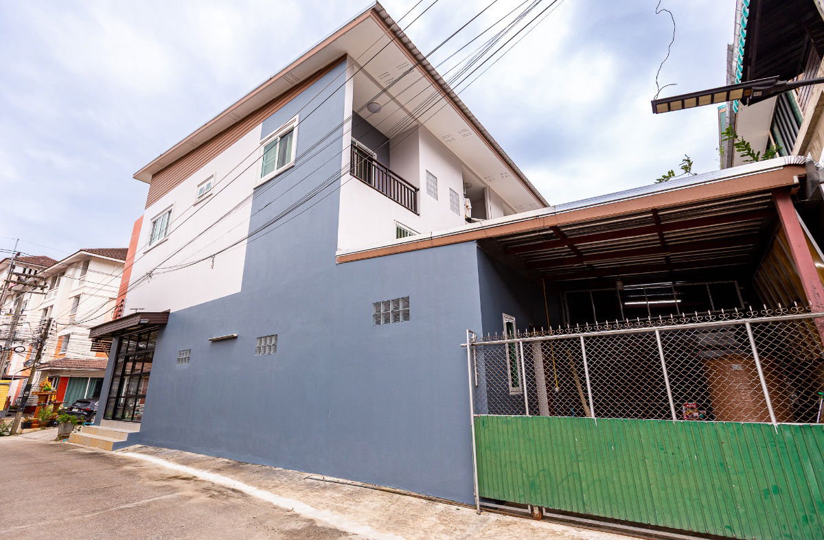 picture For sale: 2.5-story commercial building, good location in front of Mae Fah Luang University, Chiang Rai. Corner unit with road access on 2 sides.  - 16/16