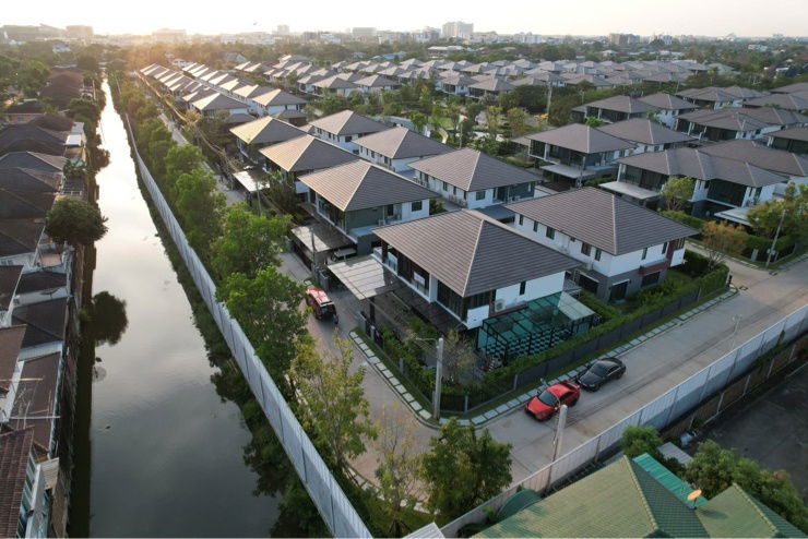รูป 2ชั้น หลังมุม หลังคาติดsolar cell พร้อมใช้งาน หันหน้าทิศใต้ หมู่บ้านเศรษฐสิริ ทวีวัฒนา  - รูปที่ 5/10