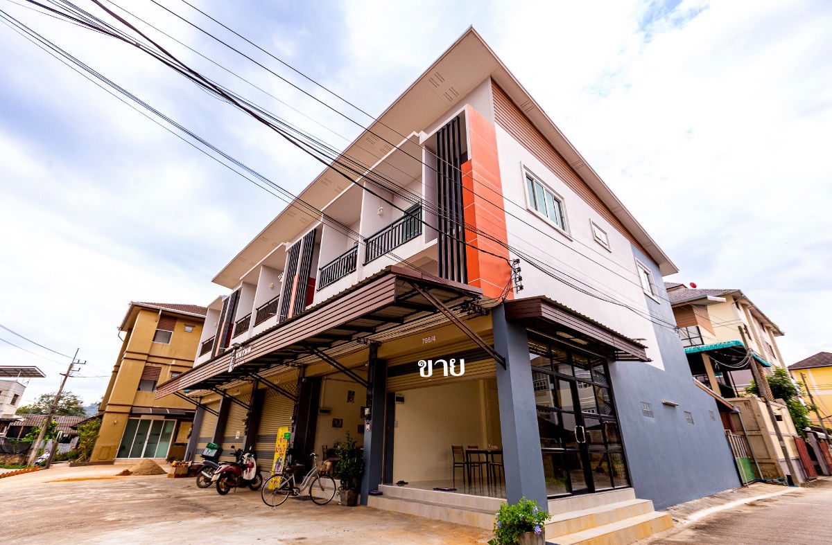 picture For sale: 2.5-story commercial building, good location in front of Mae Fah Luang University, Chiang Rai. Corner unit with road access on 2 sides.  - 3/16