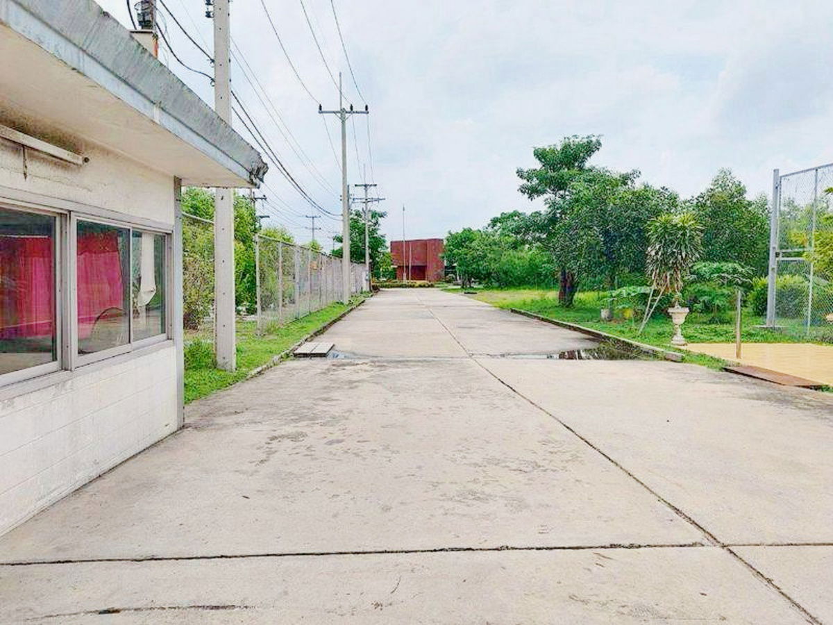 picture Land for Sale with Buildings in front of Navanakhon 110 Rai-3 Ngan-35 sq.m., on Phahonyothin Rd., Khlong Nueng, Khlong Luang, Pathum Thani. - 7/13