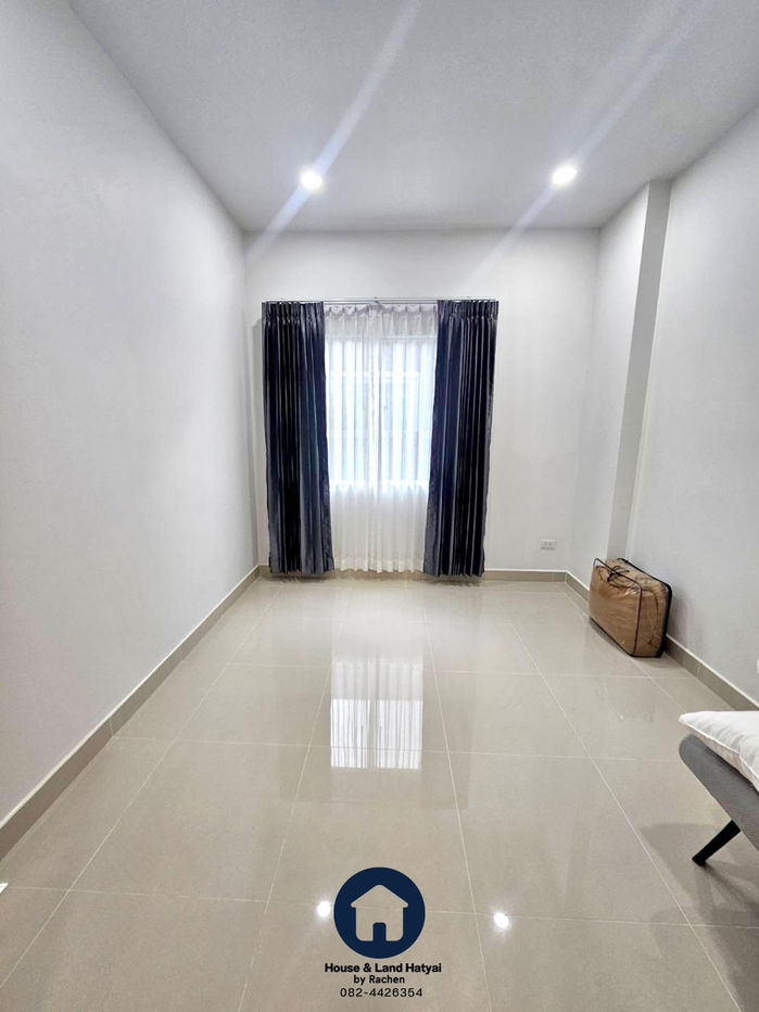 picture Single house for rent in a development in Ban Phru. 3 bedrooms, 75 sq wah (20,000 sq m). Rent: 20,000 baht/month. - 8/19