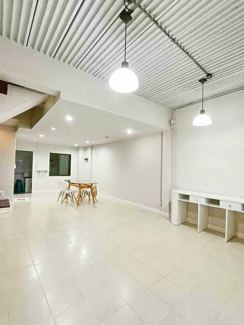 picture BaanKlangMuang Rama9 ARL HuaMak 700m. Townhouse for rent 3Storeys SuanLuang HuaMak Airport 700m. 3-s - 2/8