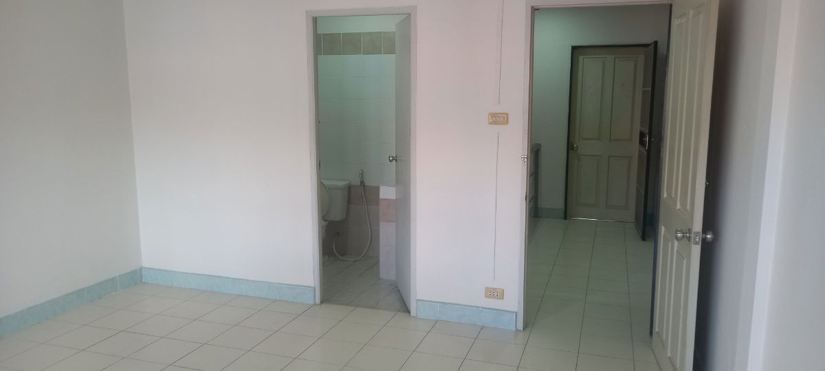 picture Two-storey townhouse for sale at 1.3 million baht (negotiable), offering complete living space and located next to Sinphaet Kanchanaburi Hospital. - 13/19