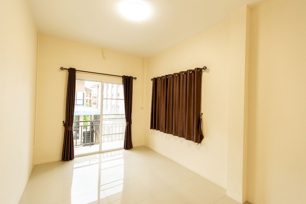 picture For sale: 2.5-story commercial building, good location in front of Mae Fah Luang University, Chiang Rai. Corner unit with road access on 2 sides.  - 10/16