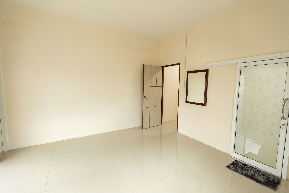 picture For sale: 2.5-story commercial building, good location in front of Mae Fah Luang University, Chiang Rai. Corner unit with road access on 2 sides.  - 13/16