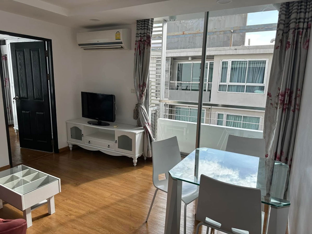 picture The Kris Ratchada 17 close to MRT Suthisarn  and Huyakhwang  big room and with 7/11 in the building  - 5/9