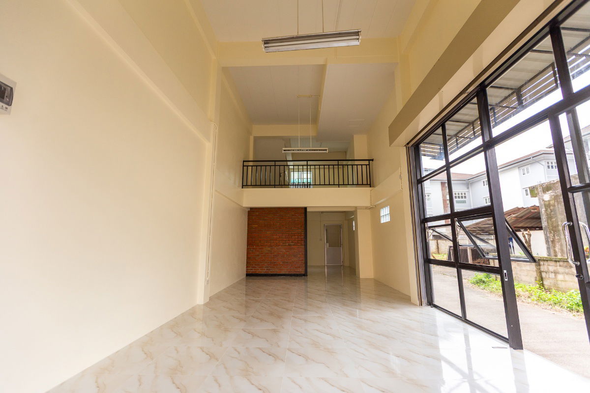 picture For sale: 2.5-story commercial building, good location in front of Mae Fah Luang University, Chiang Rai. Corner unit with road access on 2 sides.  - 5/16