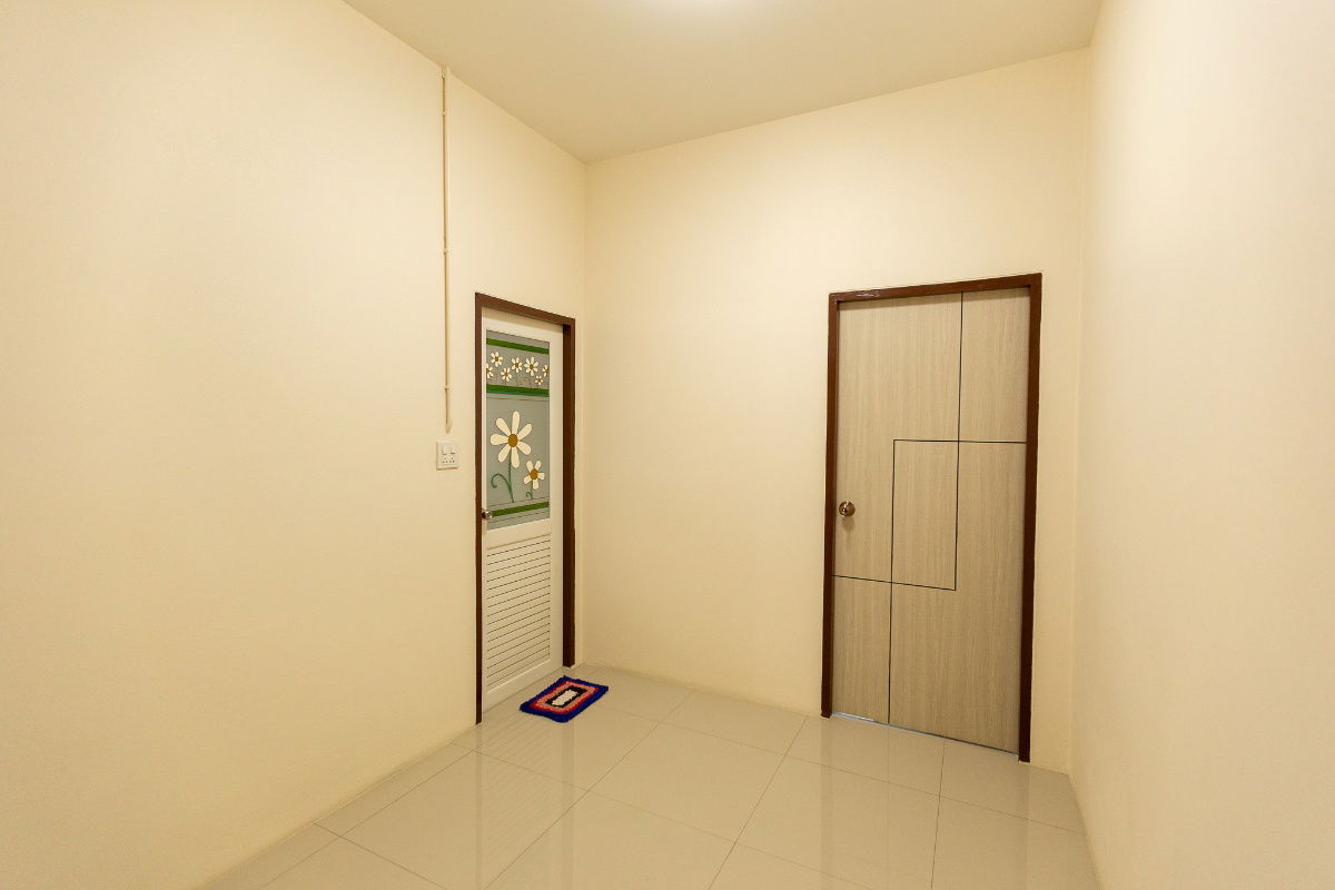 picture For sale: 2.5-story commercial building, good location in front of Mae Fah Luang University, Chiang Rai. Corner unit with road access on 2 sides.  - 9/16