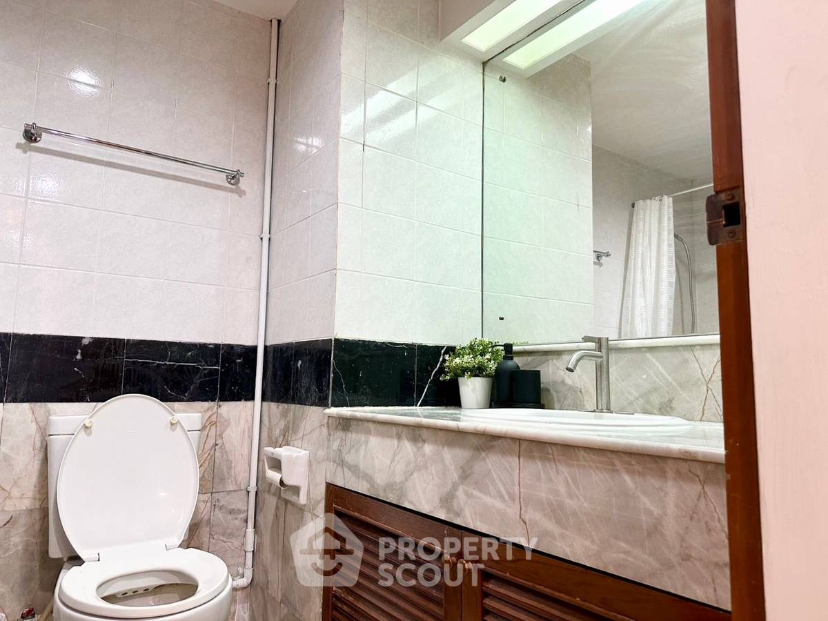 picture 1-BR Condo at The Grand Regent Condominium near BTS Ratchadamri (ID 2306555) - 5/16