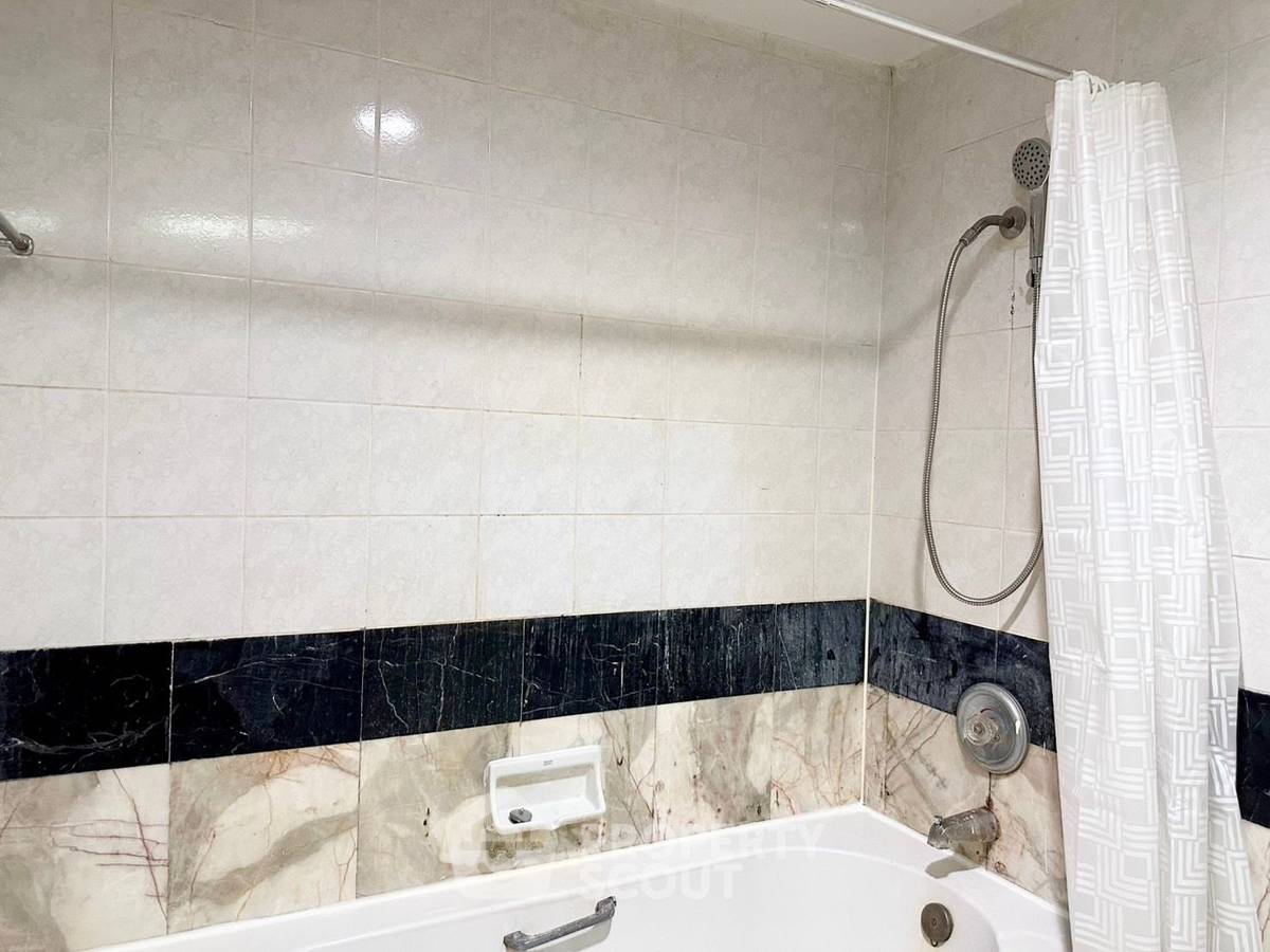 picture 1-BR Condo at The Grand Regent Condominium near BTS Ratchadamri (ID 2306555) - 4/16
