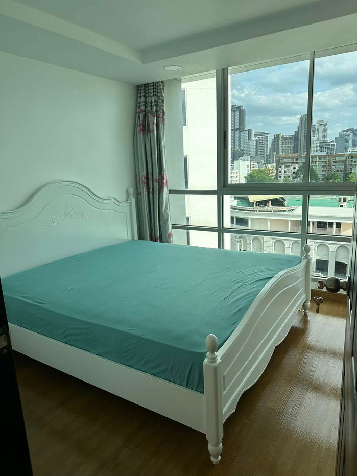 picture The Kris Ratchada 17 close to MRT Suthisarn  and Huyakhwang  big room and with 7/11 in the building  - 1/9