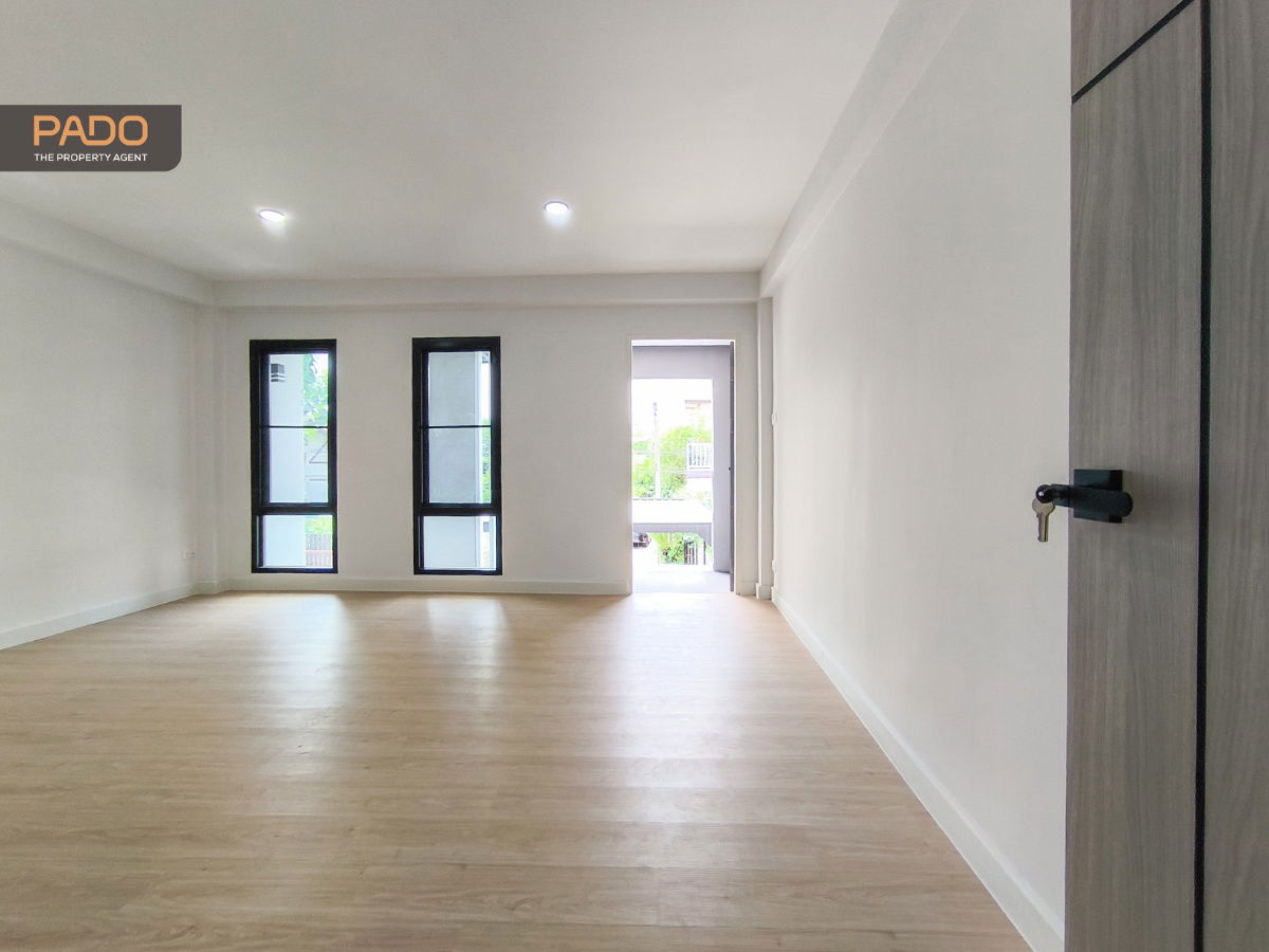picture Townhome for Sale, 3.5 Storeys, Tiwanon 43 (Nonthaburi) with spacious layout, just 9 mins walk to MRT Pink Line. Only 3.89 MB - 13/24