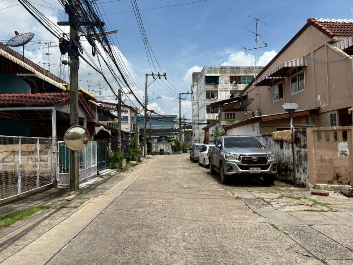 picture 2-story townhouse for sale in Chin Khet – Ngamwongwan 47. "This one comes up rarely, don't miss it!" — This prime location, affordable price,  - 3/7