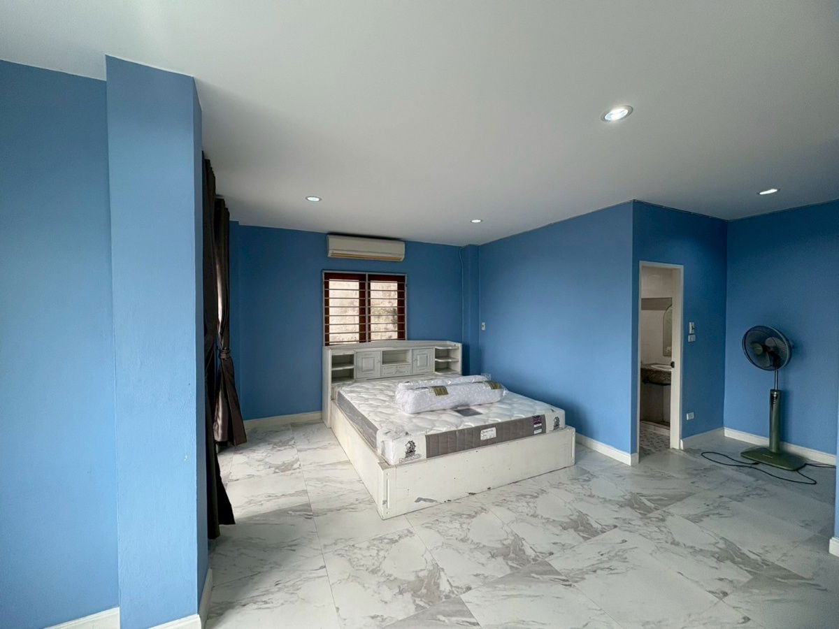 picture 4-story corner townhome for sale in Sikarin Phetkasem Soi 10. Conveniently located near Phetkasem-Tha Phra . 31.5 square wah. - 12/20