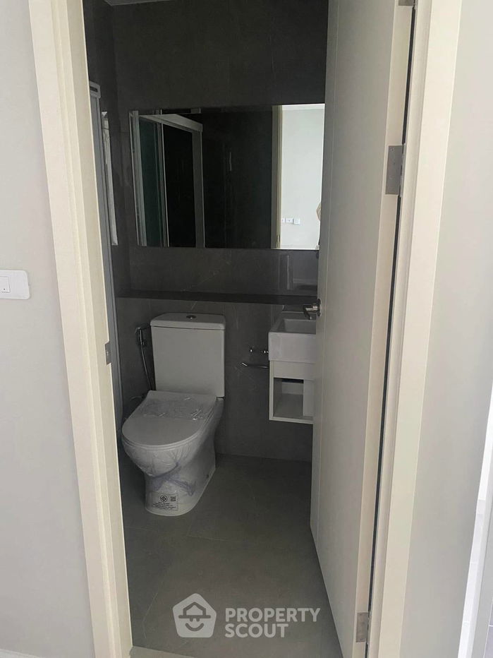 picture 1-BR Condo at Blue Phahonyothin 35 near BTS Ratchayothin (ID 2309148) - 9/12