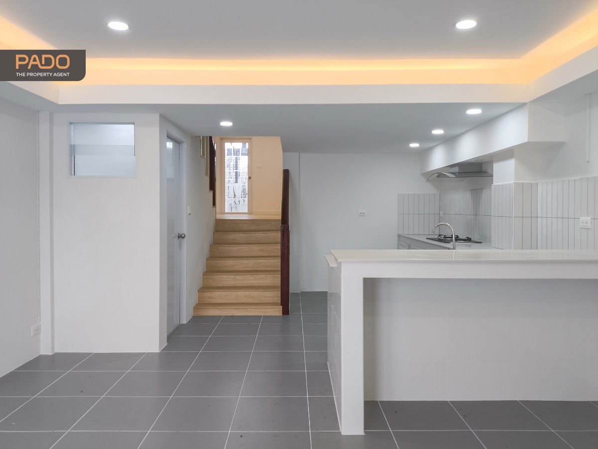 picture Townhome for Sale, 3.5 Storeys, Tiwanon 43 (Nonthaburi) with spacious layout, just 9 mins walk to MRT Pink Line. Only 3.89 MB - 5/24