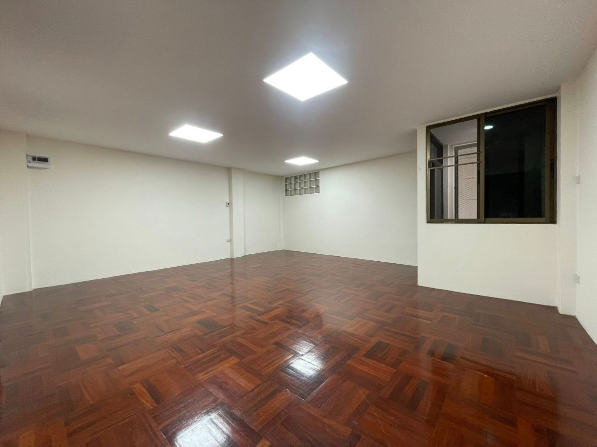 picture 🎨✨ Creative Studio Space for Rent – 37 sq.m. near BTS Krung Thon Buri (only 350 meters) - 2/4