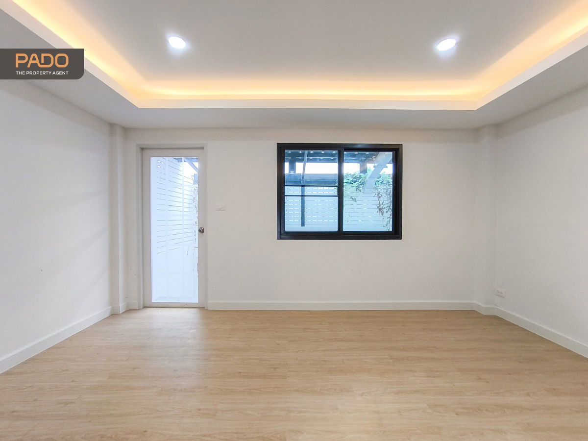 picture Townhome for Sale, 3.5 Storeys, Tiwanon 43 (Nonthaburi) with spacious layout, just 9 mins walk to MRT Pink Line. Only 3.89 MB - 12/24