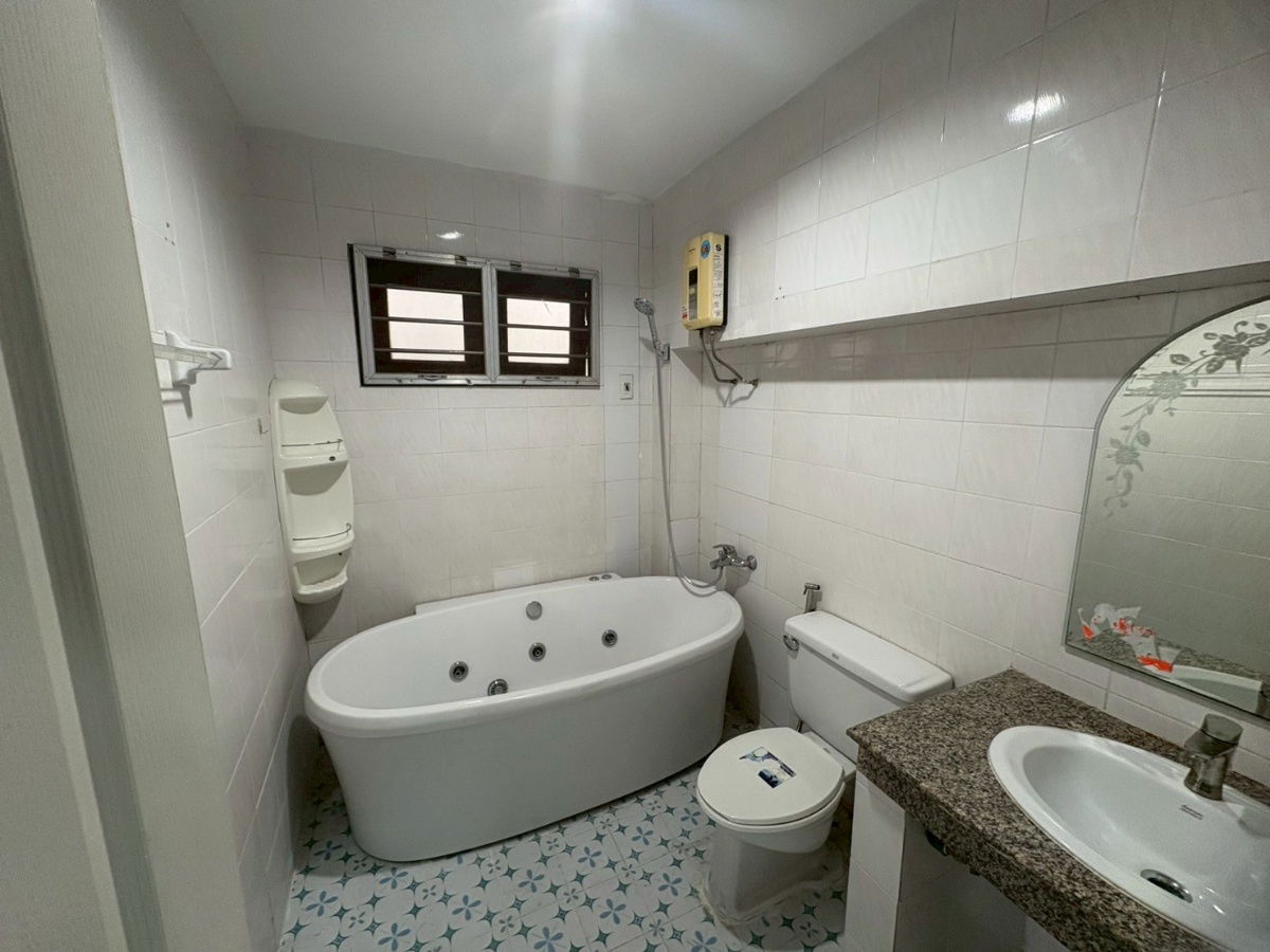 picture 4-story corner townhome for sale in Sikarin Phetkasem Soi 10. Conveniently located near Phetkasem-Tha Phra . 31.5 square wah. - 13/20