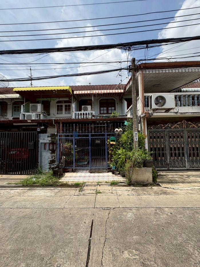 picture 2-story townhouse for sale in Chin Khet – Ngamwongwan 47. "This one comes up rarely, don't miss it!" — This prime location, affordable price,  - 2/7