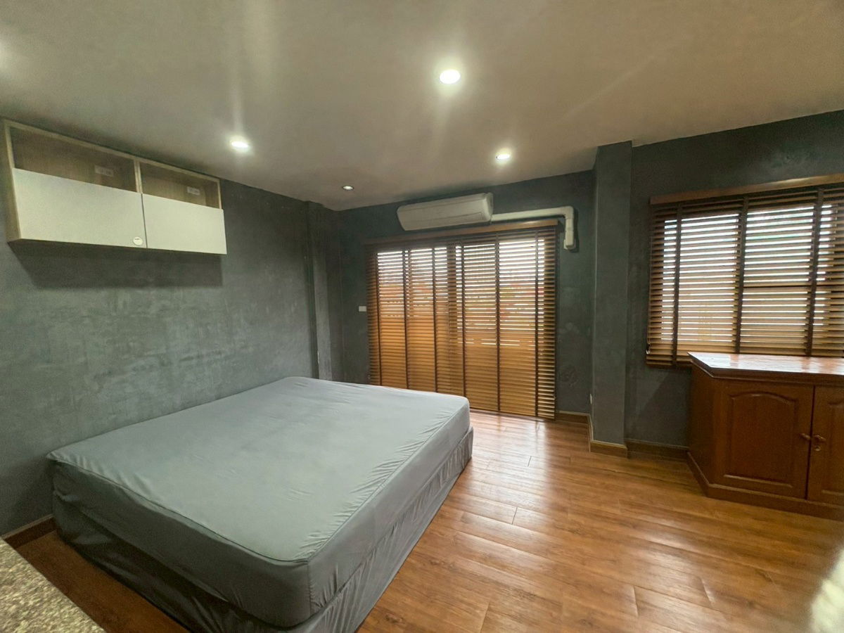 picture 4-story corner townhome for sale in Sikarin Phetkasem Soi 10. Conveniently located near Phetkasem-Tha Phra . 31.5 square wah. - 17/20
