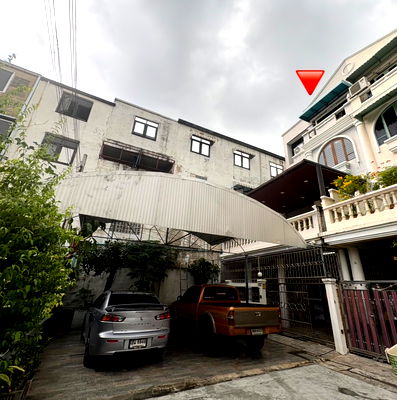 Townhouses for sale Bangkok : 4-story corner townhome for sale in Sikarin Phetkasem Soi 10. Conveniently located near Phetkasem-Tha Phra . 31.5 square wah.