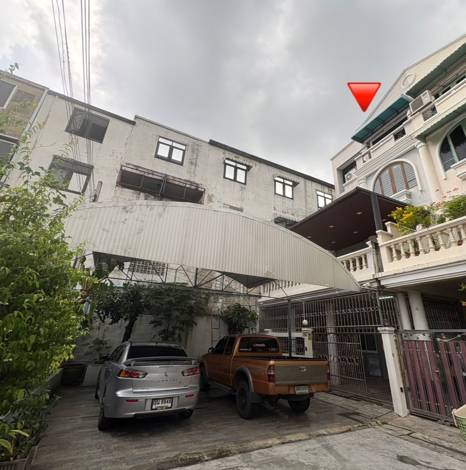 picture 4-story corner townhome for sale in Sikarin Phetkasem Soi 10. Conveniently located near Phetkasem-Tha Phra . 31.5 square wah. - 1/20