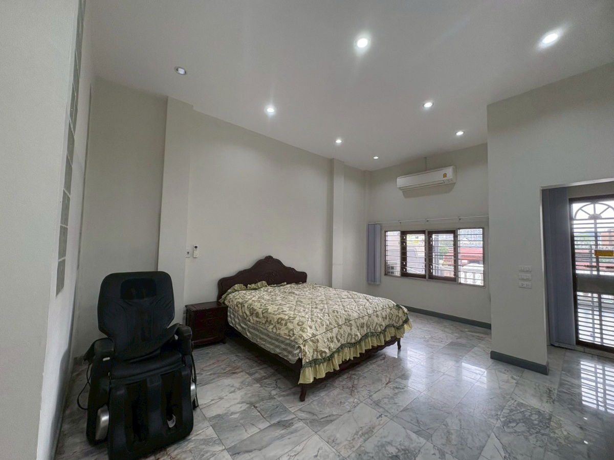 picture 4-story corner townhome for sale in Sikarin Phetkasem Soi 10. Conveniently located near Phetkasem-Tha Phra . 31.5 square wah. - 11/20