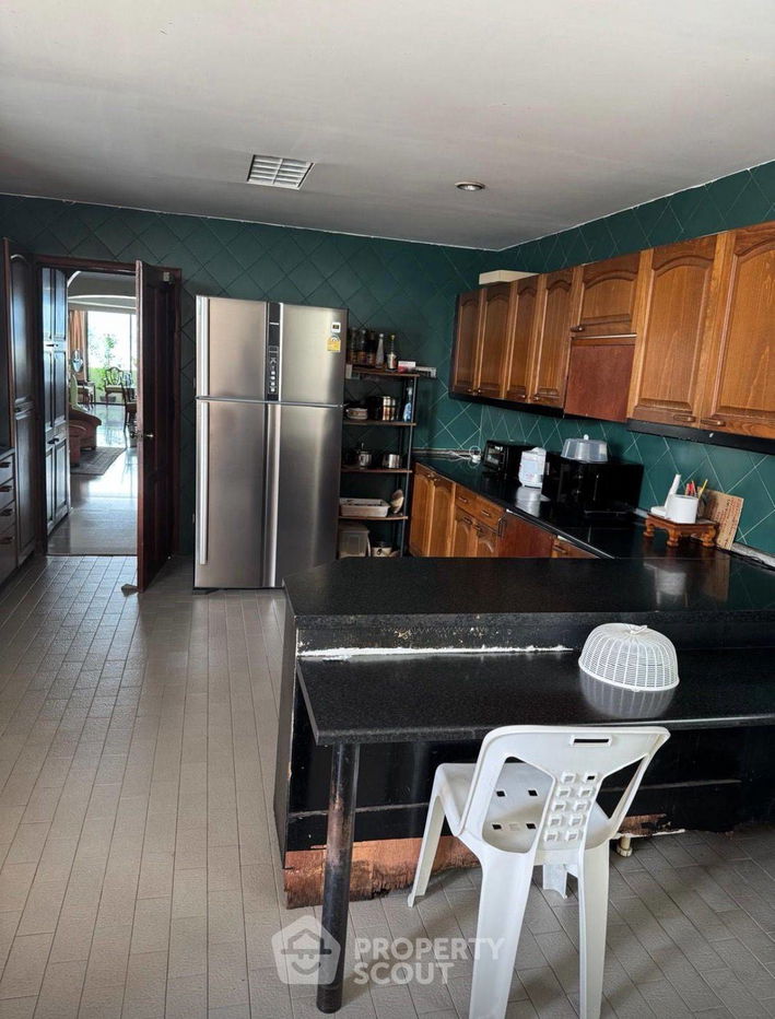 picture 5-BR Condo at Oriental Towers Condominium near BTS Ekkamai (ID 2309238) - 12/12