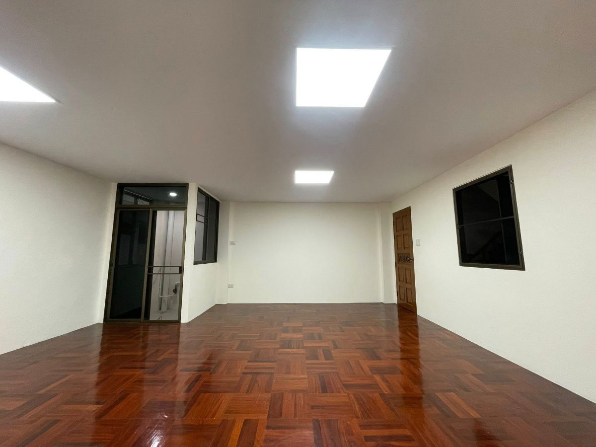 picture 🎨✨ Creative Studio Space for Rent – 37 sq.m. near BTS Krung Thon Buri (only 350 meters) - 3/4