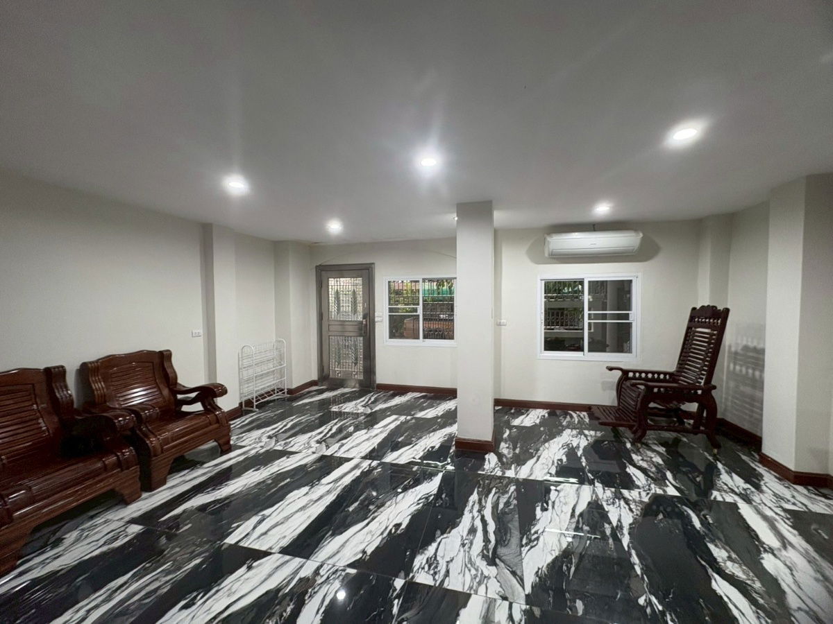 picture 4-story corner townhome for sale in Sikarin Phetkasem Soi 10. Conveniently located near Phetkasem-Tha Phra . 31.5 square wah. - 2/20