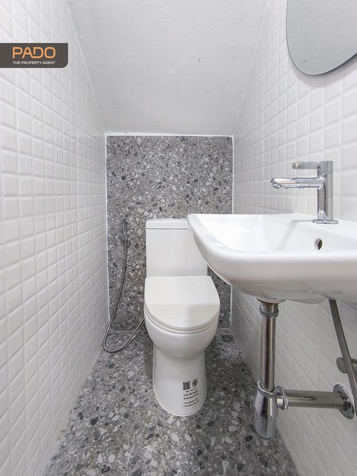 picture Townhome for Sale, 3.5 Storeys, Tiwanon 43 (Nonthaburi) with spacious layout, just 9 mins walk to MRT Pink Line. Only 3.89 MB - 10/24