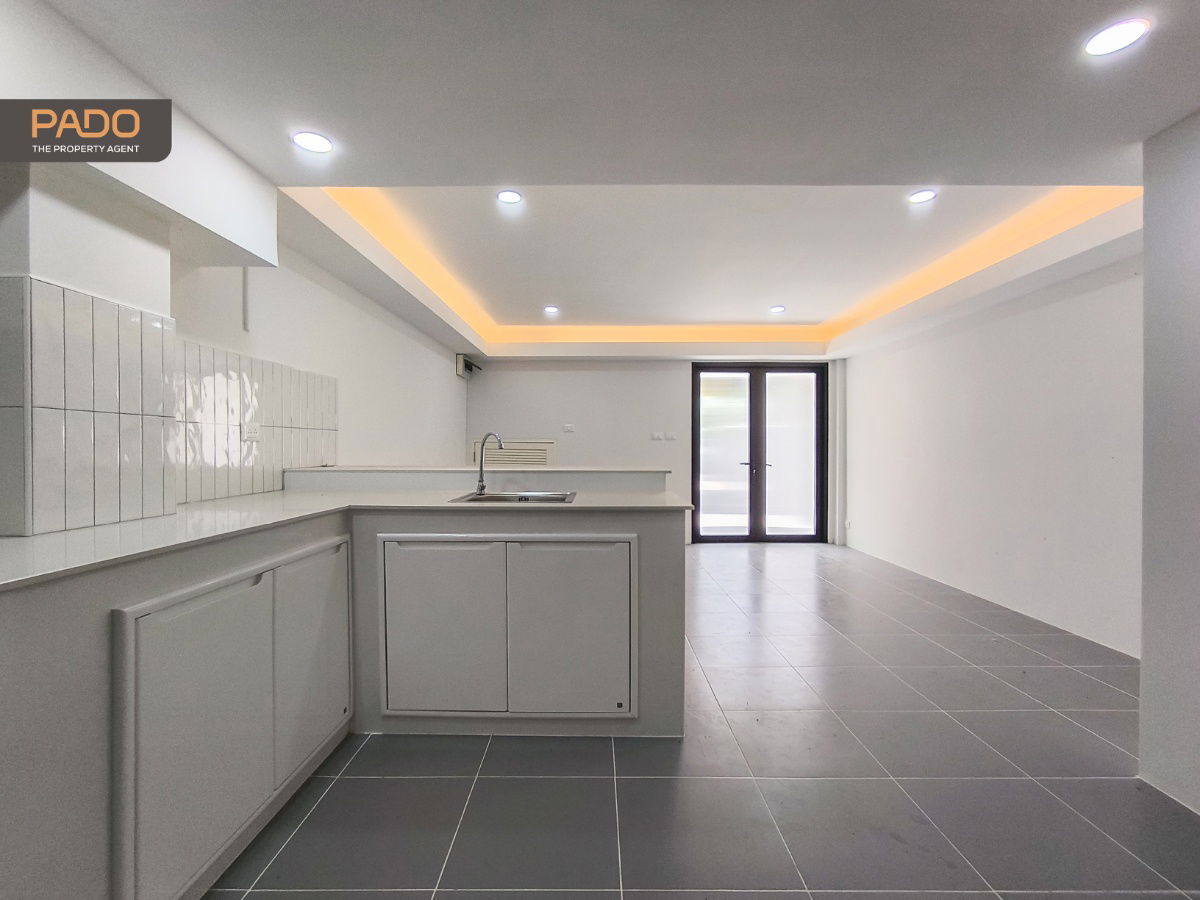 picture Townhome for Sale, 3.5 Storeys, Tiwanon 43 (Nonthaburi) with spacious layout, just 9 mins walk to MRT Pink Line. Only 3.89 MB - 6/24